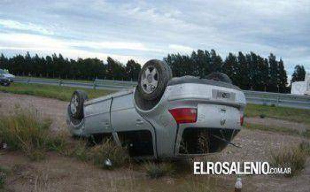 Un bahiense sali� despedido de su auto en un vuelco: fue hospitalizado