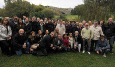 Connie y los hermanos de Manu y del intendente, junto a Macri