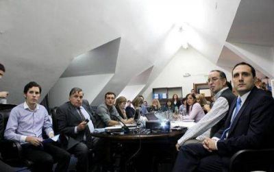 Nogar pas� por la Legislatura por los contratos petroleros