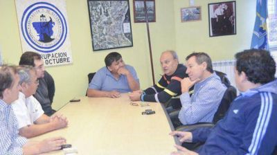 El intendente analiz� el panorama laboral petrolero con sindicalistas