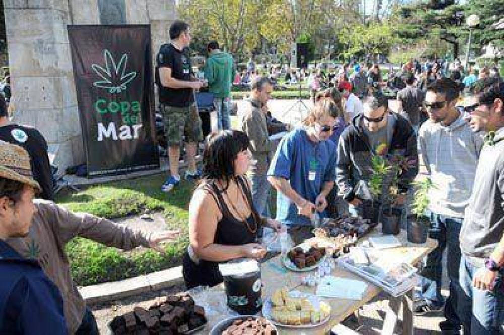 Picnic cann�bico en plaza San Mart�n