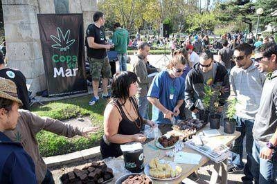 Picnic cann�bico en plaza San Mart�n