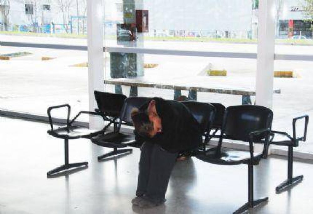 UTA continua con su paro de ch�feres y los usuarios duermen en la calle esperando alguien se acuerde de ellos.