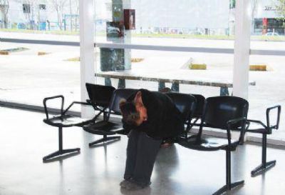 UTA continua con su paro de ch�feres y los usuarios duermen en la calle esperando alguien se acuerde de ellos.