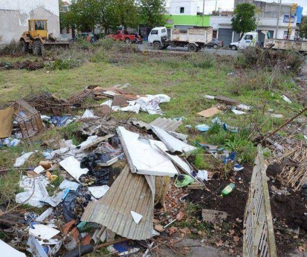 Limpian un predio e intiman a su propietario
