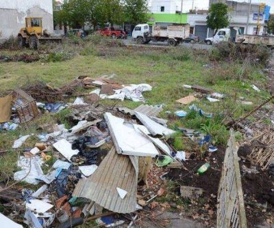 Limpian un predio e intiman a su propietario