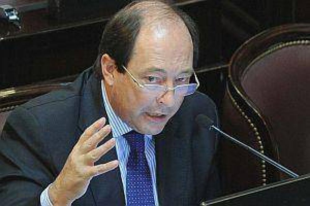 Sanz, en contra de devaluar el peso y desdoblar el d�lar