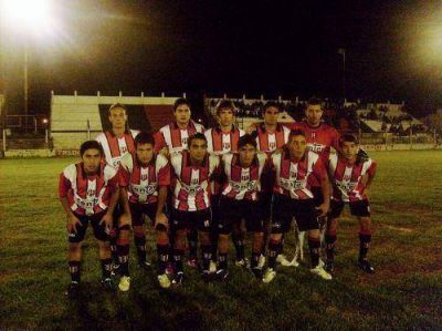 Belgrano gan� y sigue en la punta