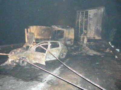Dos muertos y varios heridos al chocar tres camiones y un auto en el sur santafesino