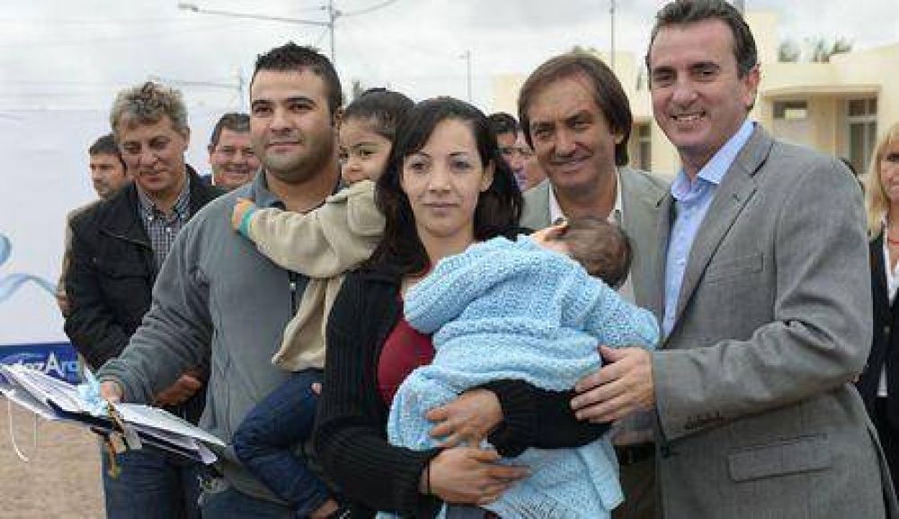 El Gobernador entreg� 42 viviendas e inaugur� 817 ampliaciones en el Este provincial