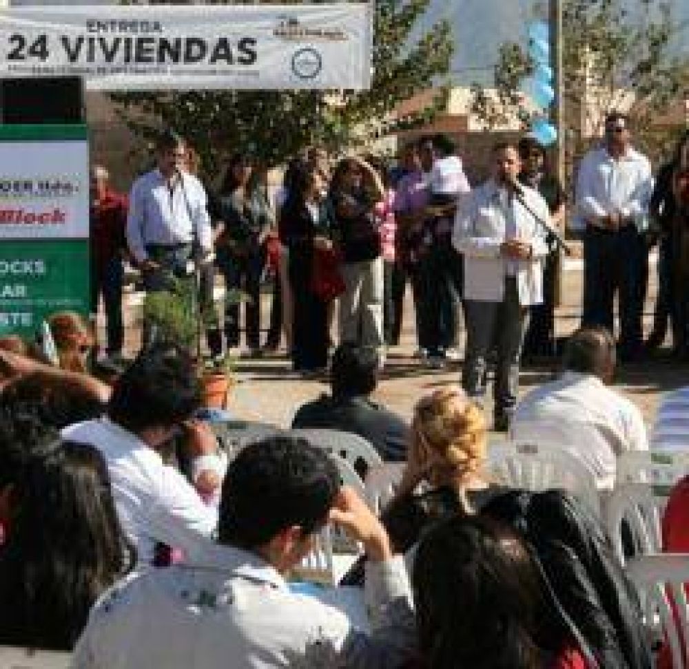 Quintela busca diferenciar su pol�tica habitacional de la provincial