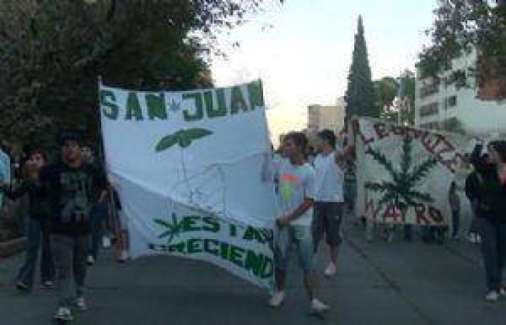 En San Juan tambi�n se march� por la despenalizaci�n de la marihuana