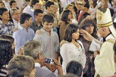 M�s de 200 chicos confirman su fe en una Catedral colmada de fieles