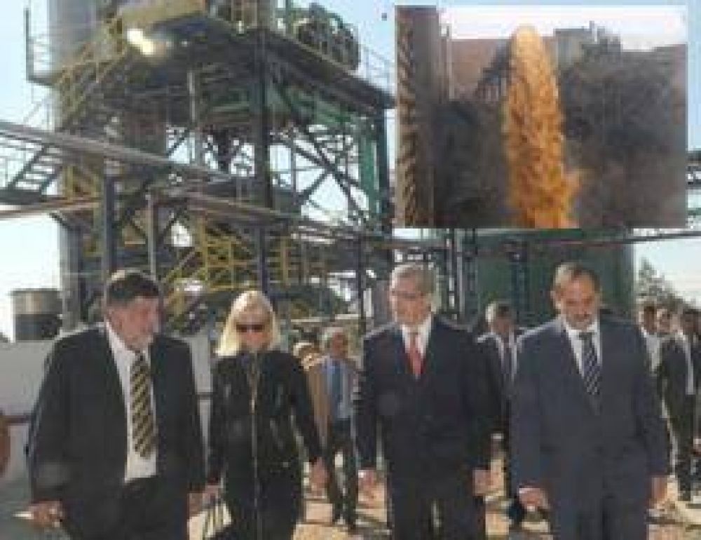Alperovich, Betty Rojk�s, Caty Lonac, Rocchia Ferro y Juli�n Dom�nguez inaugurando en 2010 la destiler�a contaminante: "un ejemplo ambiental"