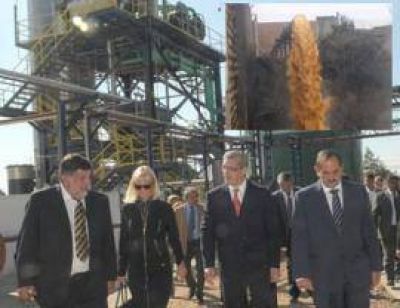Alperovich, Betty Rojk�s, Caty Lonac, Rocchia Ferro y Juli�n Dom�nguez inaugurando en 2010 la destiler�a contaminante: "un ejemplo ambiental"