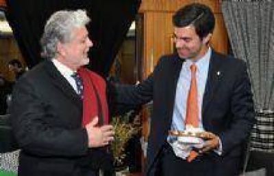 El Gobernador Urtubey recibi� al embajador de Per� Jos� Luis P�rez S�nchez Cerro