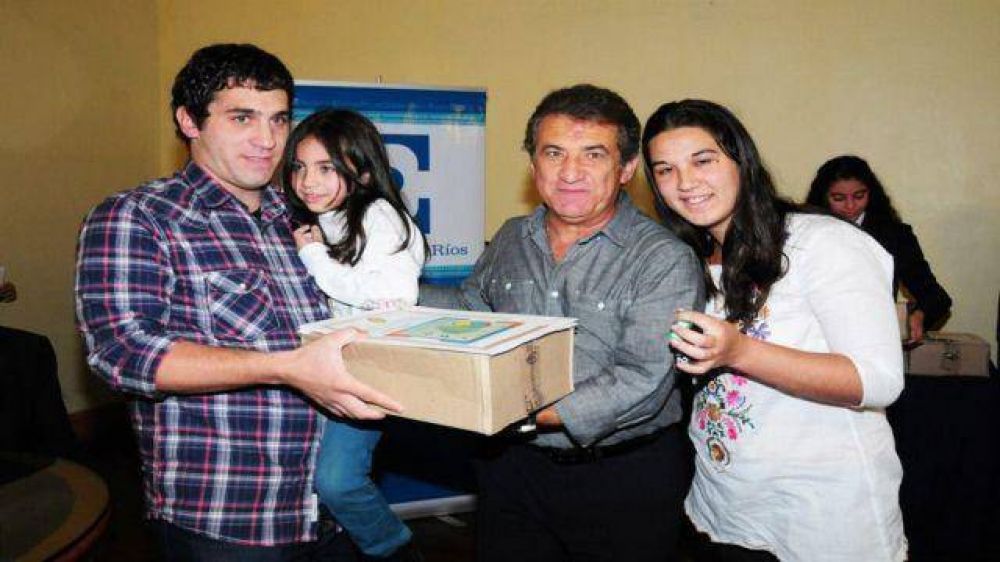  Gualeguaych�: Urribarri entreg� 40 viviendas
