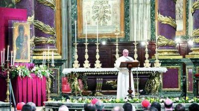 Primer dolor de cabeza para el Papa: echar a un arzobispo