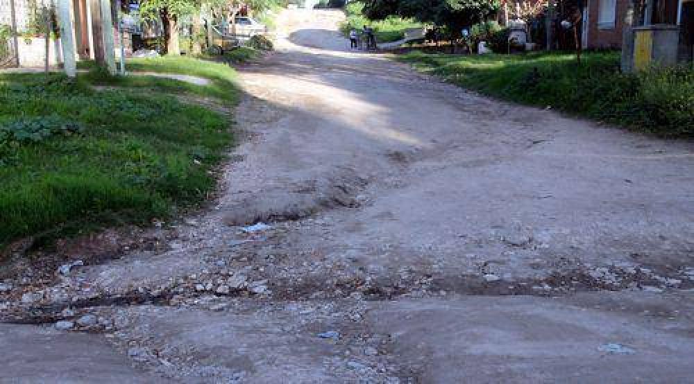 Entusiasmo de vecinos de un barrio ante el posible asfaltado	