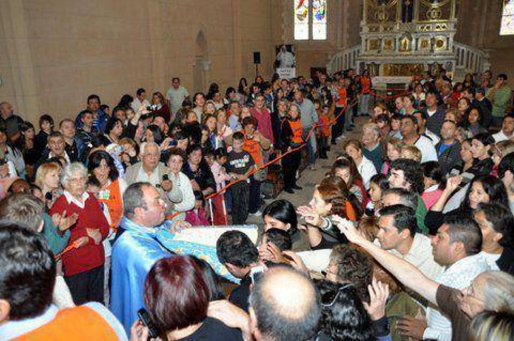 Entre peregrinos y lujanenses, se realiz� el cambio de �Vestido a la Virgen de Luj�n�