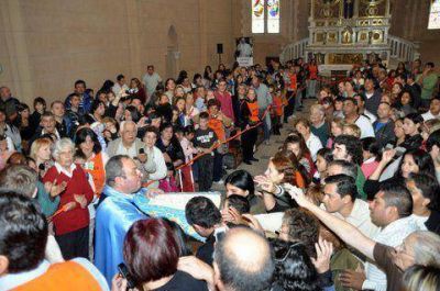 Entre peregrinos y lujanenses, se realiz� el cambio de �Vestido a la Virgen de Luj�n�
