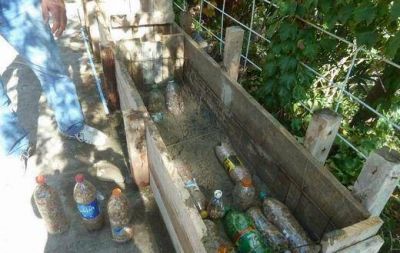 Construyen ecobancos con pilas y botellas descartables