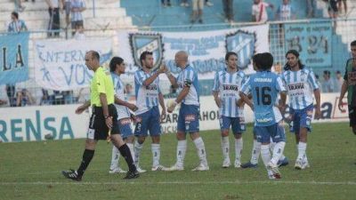 El �Decano� arranc� para la goleada y termin� sufriendo