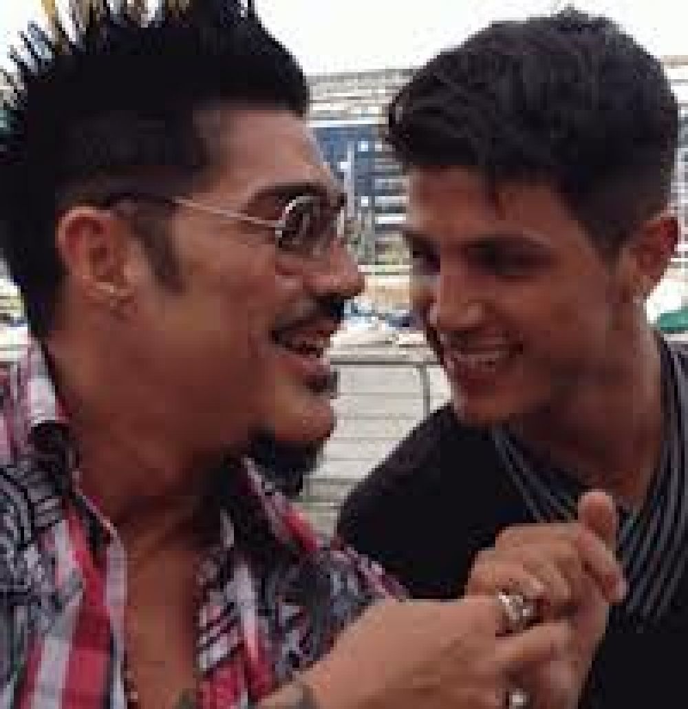 Por amor: La pareja de Fort vino a Bah�a Blanca y Ricardo se tatu� el nombre en el pecho...	