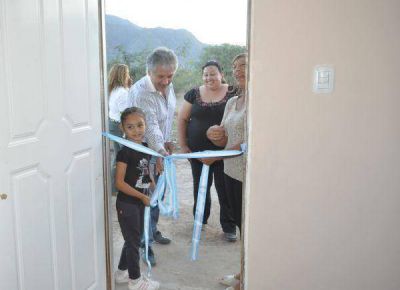 Bosetti brind� soluciones habitacionales a familias con casos especiales
