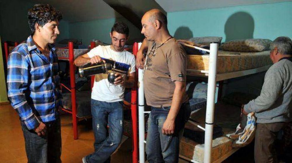 Por el paro de micros, alojan gente en un polideportivo