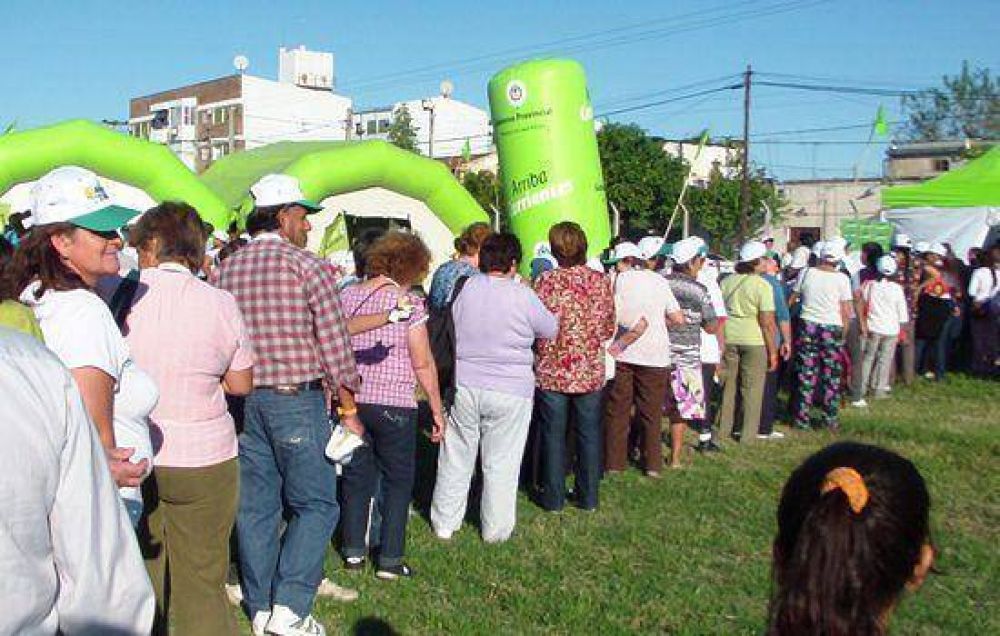 Una multitud visit� las carpas de salud en el encuentro de adultos mayores