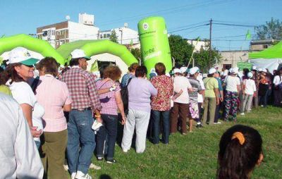 Una multitud visit� las carpas de salud en el encuentro de adultos mayores
