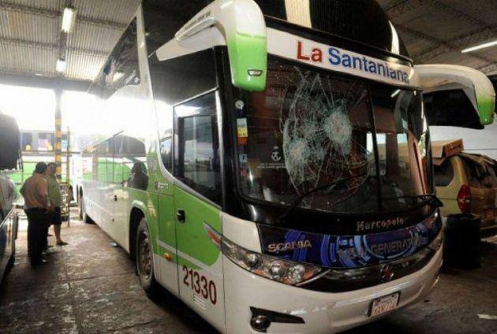 Choferes en huelga apedrearon un colectivo paraguayo en Formosa