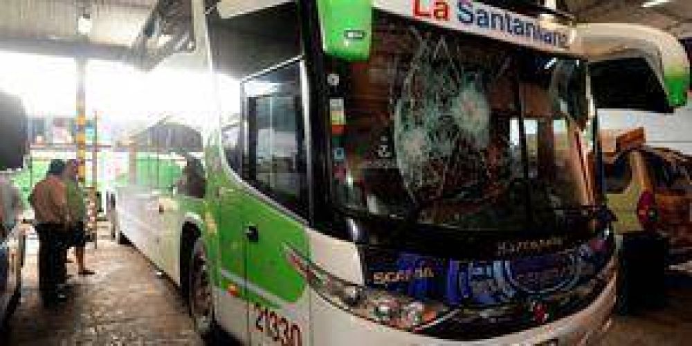 Apedrean a �mnibus paraguayo sobre Ruta 11