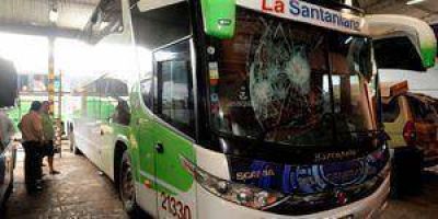 Apedrean a �mnibus paraguayo sobre Ruta 11