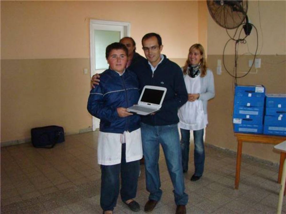 Nueva entrega de netbooks en la Escuela 501