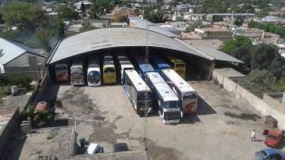 El paro de colectivos sigue sin definirse y no se venden boletos en la Terminal