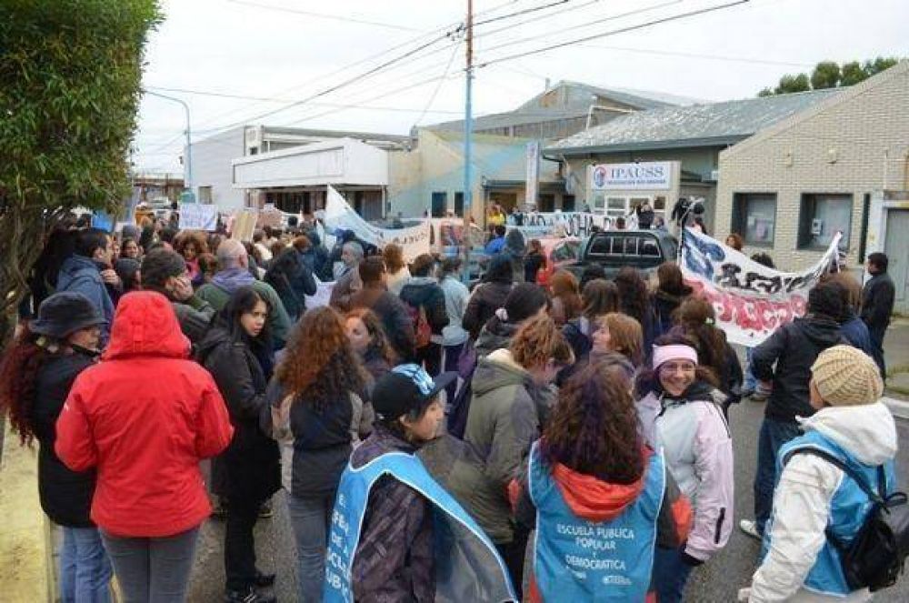 El conflicto docente inicia otra semana con protestas y desobligaciones