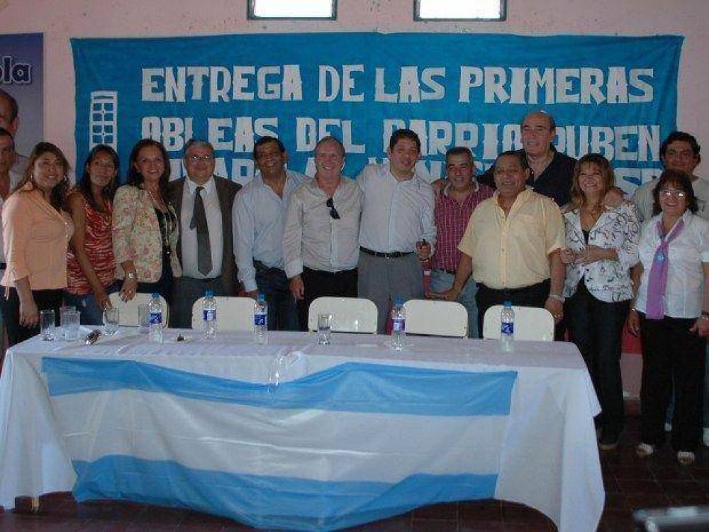 Entregaron obleas a vecinos del nuevo barrio �Rub�n Rivarola�