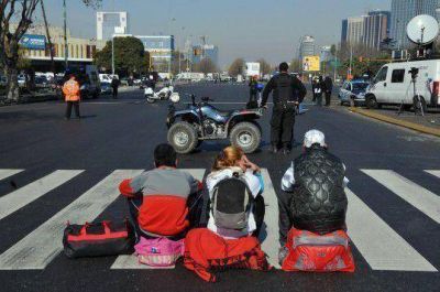 Pasajeros varados por el paro de micros cortan el tr�nsito en Retiro
