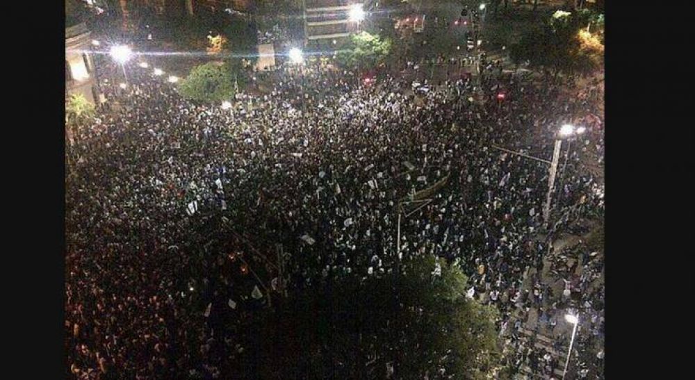 Una multitud cop� las inmediaciones del Patio Olmos para festejar el ascenso de Talleres