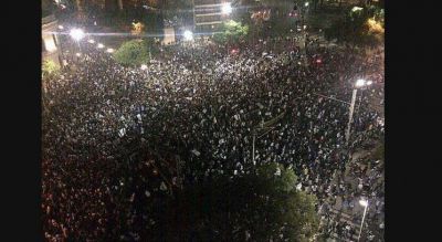 Una multitud cop� las inmediaciones del Patio Olmos para festejar el ascenso de Talleres