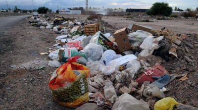 El Acceso Este es una postal de escombros y residuos domiciliarios
