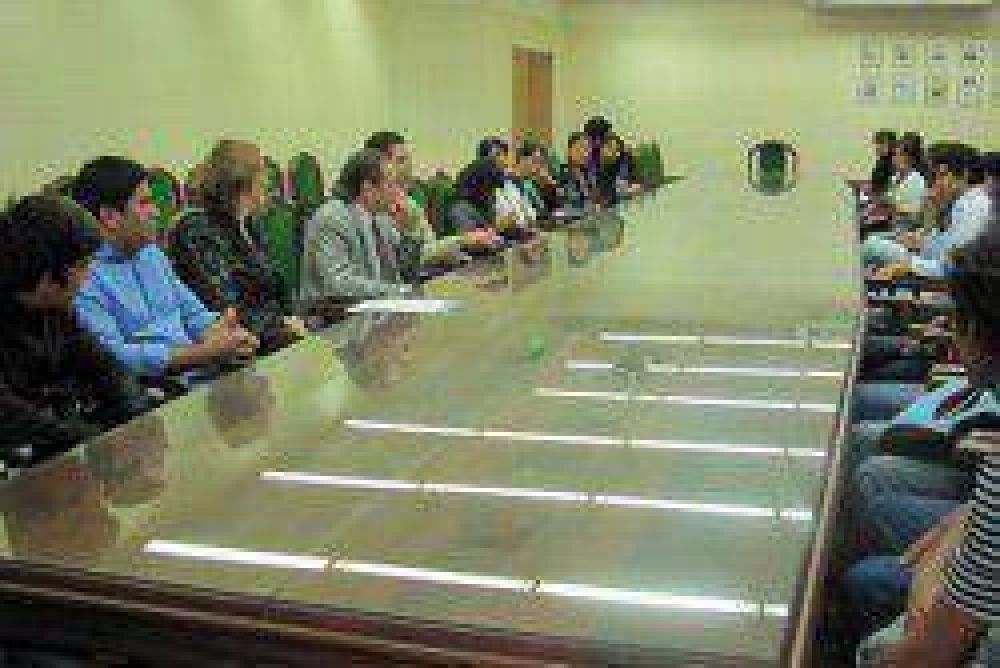 El Rector oficializ� el pago de becas PNBU para estudiantes abor�genes de la UNNE