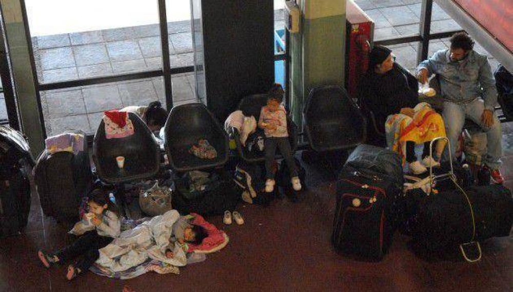 Retiro: ofrecen hoteles y comidas a los pasajeros varados