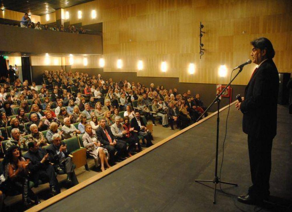Consultar�n a las escuelas para ponerle el nombre al nuevo teatro municipal de Quilmes