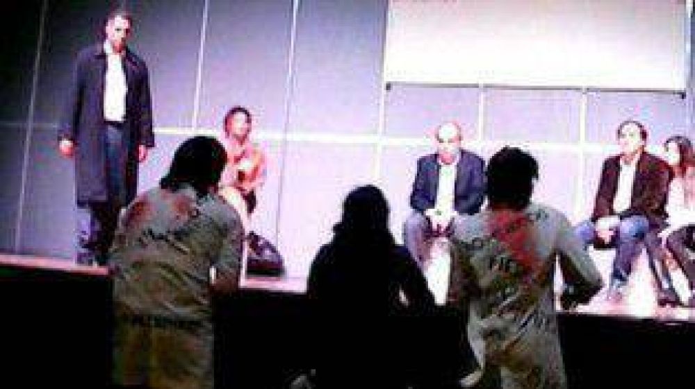 Feria del Libro: escrache a Lombardi por la Sala Alberdi
