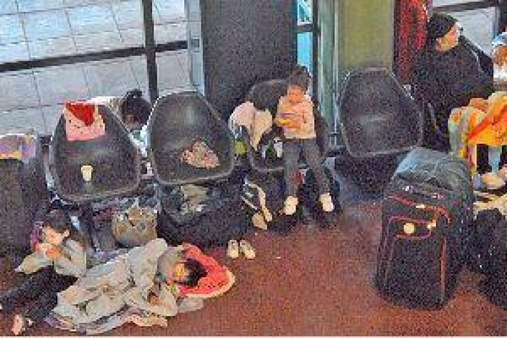 Se levant� el paro de micros de larga distancia y la odisea de los santiague�os varados en Retiro llega a su fin