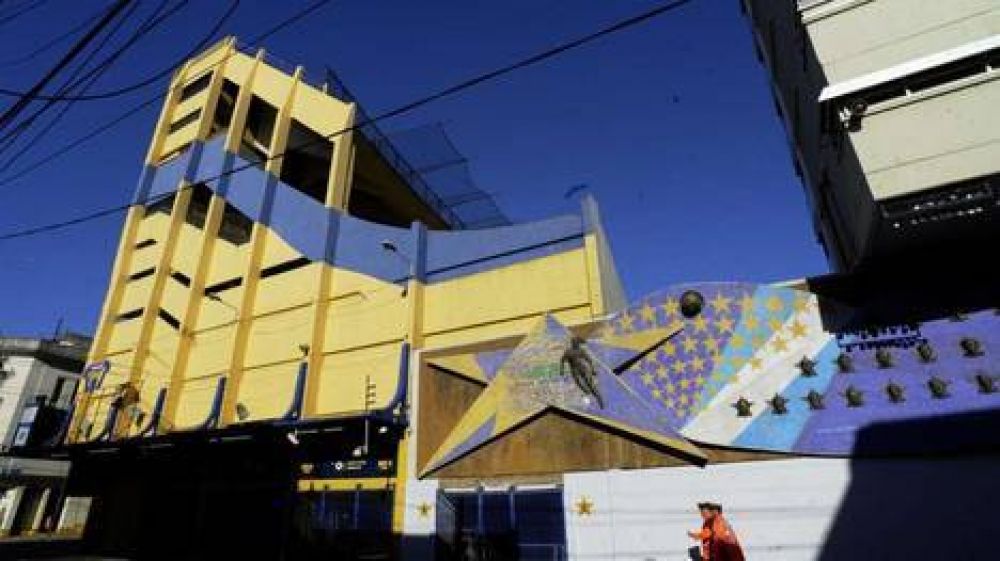 Clausuran tribunas de la Bombonera por el ingreso de bengalas