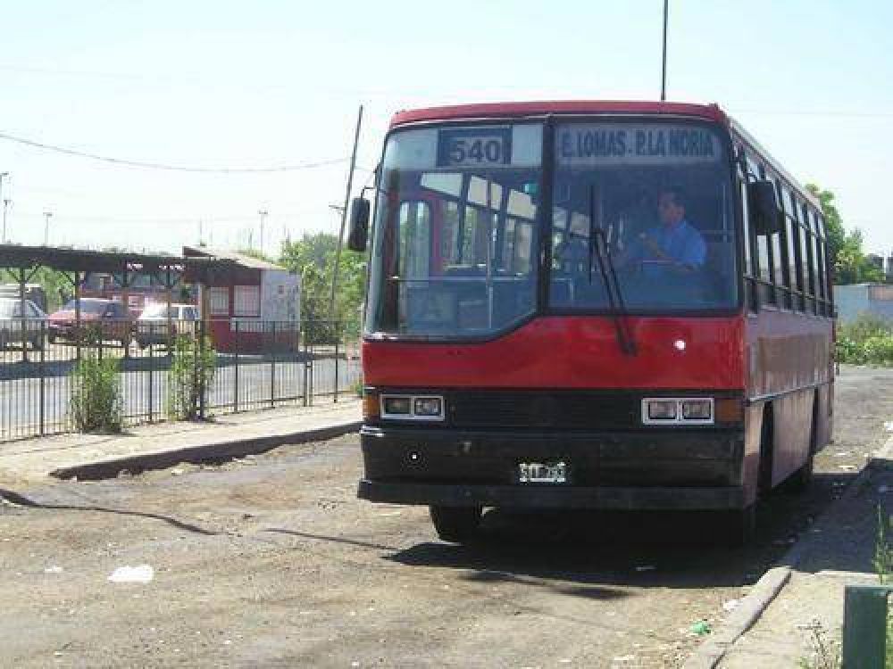 Por reiterados despidos, paralizan l�neas de colectivos comunales